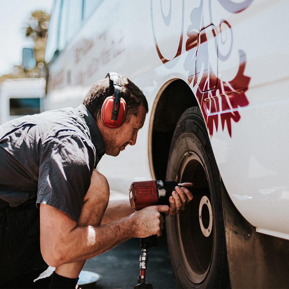 steve-leeuwin-tyres-fitting-1000x1000